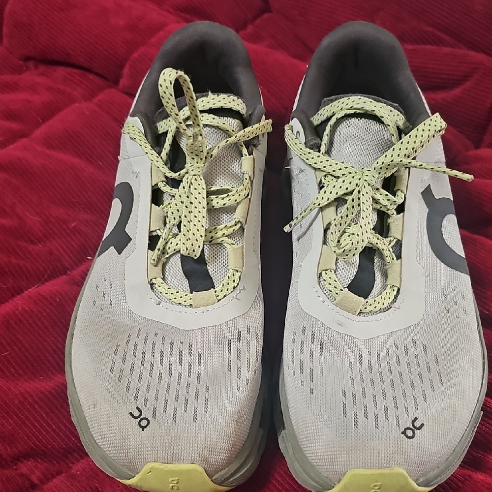 ONCloud Monster. Women's Athletic Shoes - Gray and Yellow